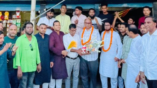 সিলেট জেলা তাঁতীদলের যুগ্ম আহ্বায়ক হানিফ ও কামরুলকে ফুলেল শুভেচ্ছা